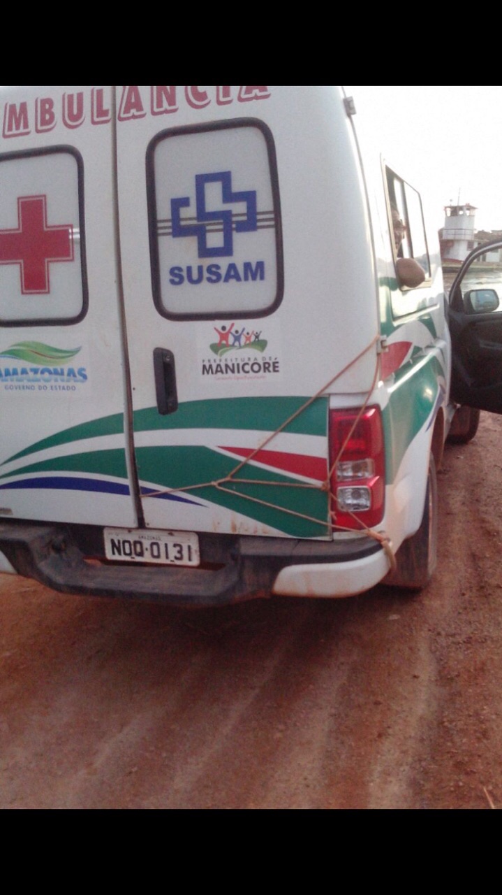 Ambulância com porta amarrada por corda é flagrada no Distrito de Matupi e Vereador Burrin reclama da falta de Medicamentos