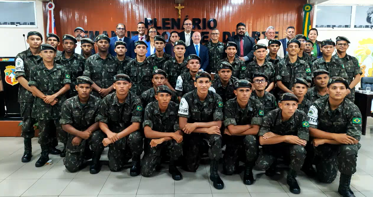 Câmara de Manicoré recebe visita dos atiradores e comandantes do Tiro de Guerra 