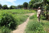 Cansados de esperar ação da prefeitura, moradores solicitam aterro em beco no bairro de Manicorezinho