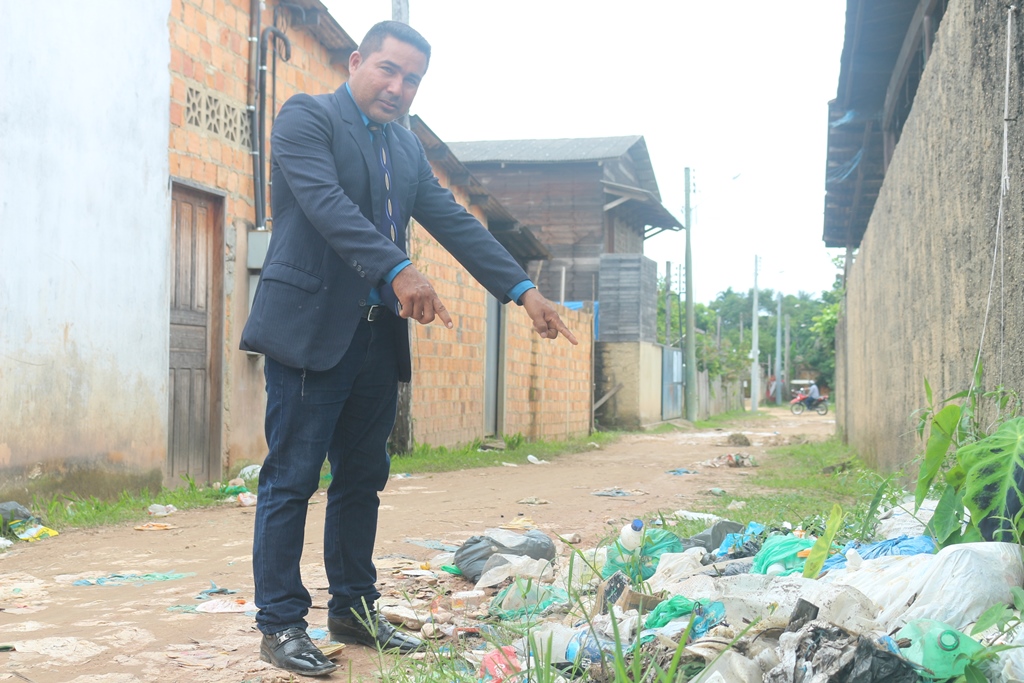 Charles Meireles solicita asfaltamento e limpeza do lixo no beco Quatro Estações