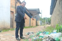 Charles Meireles solicita asfaltamento e limpeza do lixo no beco Quatro Estações