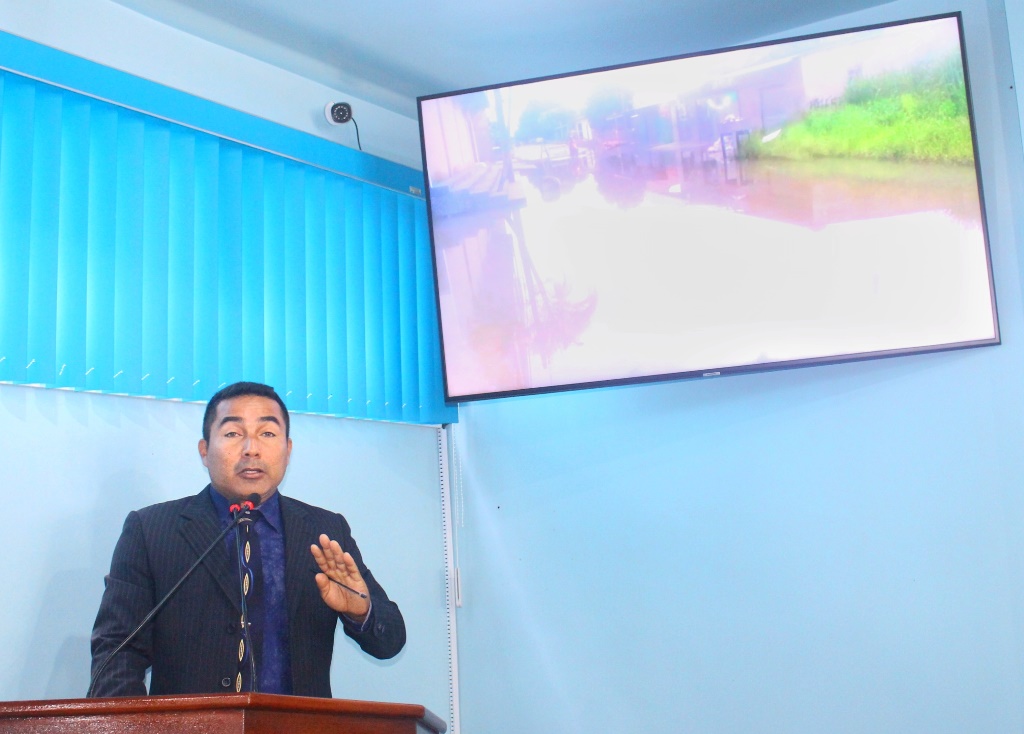 Charles Meireles solicita em caráter de urgência a desobstrução e limpeza da rua Antônio José Ferreira