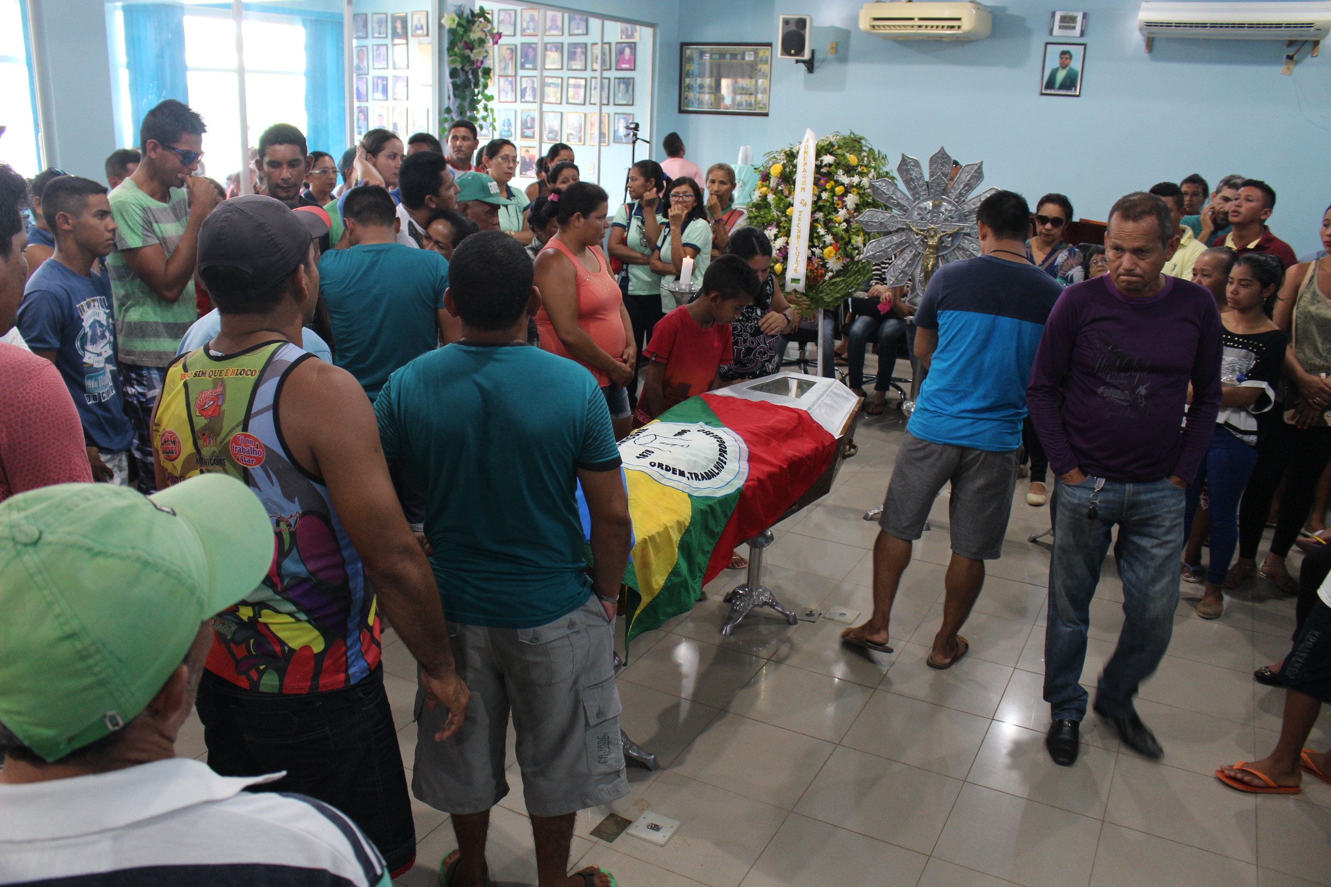 CORPO DA EX-VEREADORA ELIANE AMORIM É VELADO NA CÂMARA MUNICIPAL DE MANICORÉ