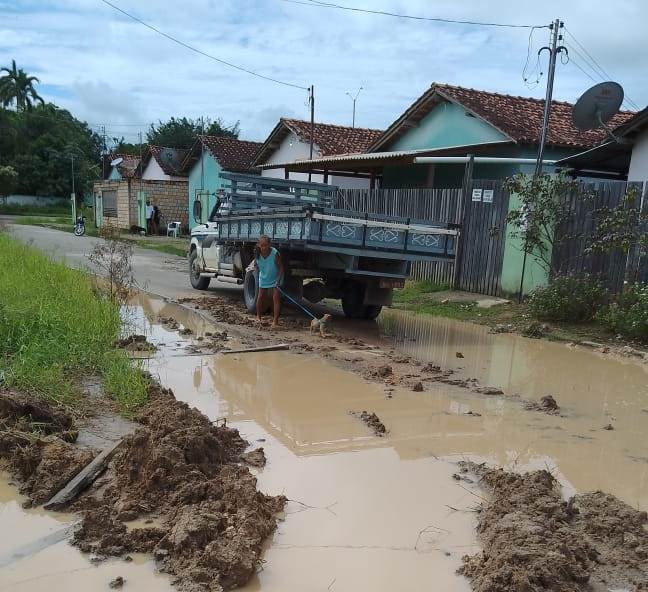 Hetyelson da Pesca solicita melhorias nas ruas para atender moradores do bairro 11 de Maio 