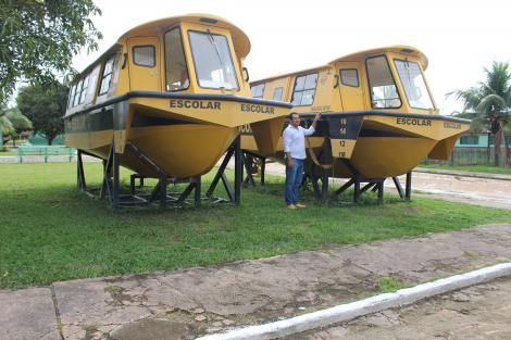 Lanchas e Micro Ônibus do Transporte escolar estão abandonadas pela prefeitura de Manicoré, diz vereador Bombom