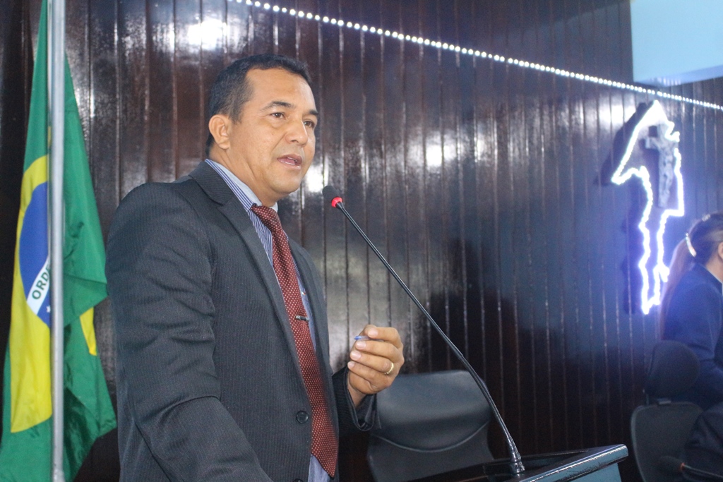 Luzinei apresenta projeto de Decreto Legislativo para dar título de cidadão Manicoreense ao Pr. Eliaquim Duarte