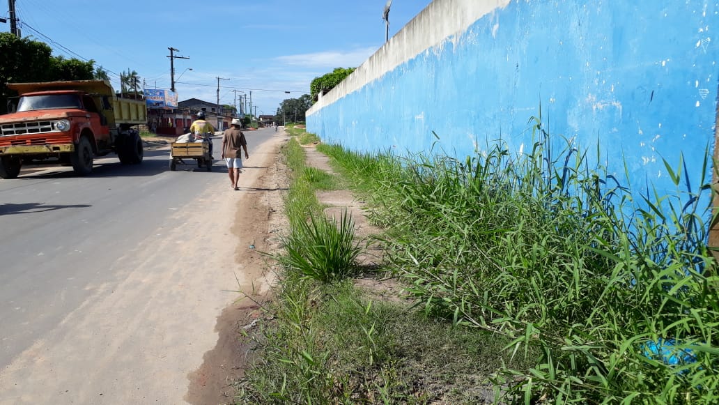 Luzinei Delgado pede retirada de barro em calçada próximo de escola e fala da situação precária das ruas de Manicoré