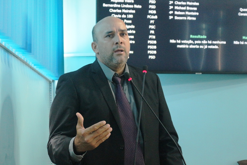 Michel Breves solicita rede elétrica para comunidade de Catutuba e recuperação da Ladeira próximo a igreja de São Domingos Sávio