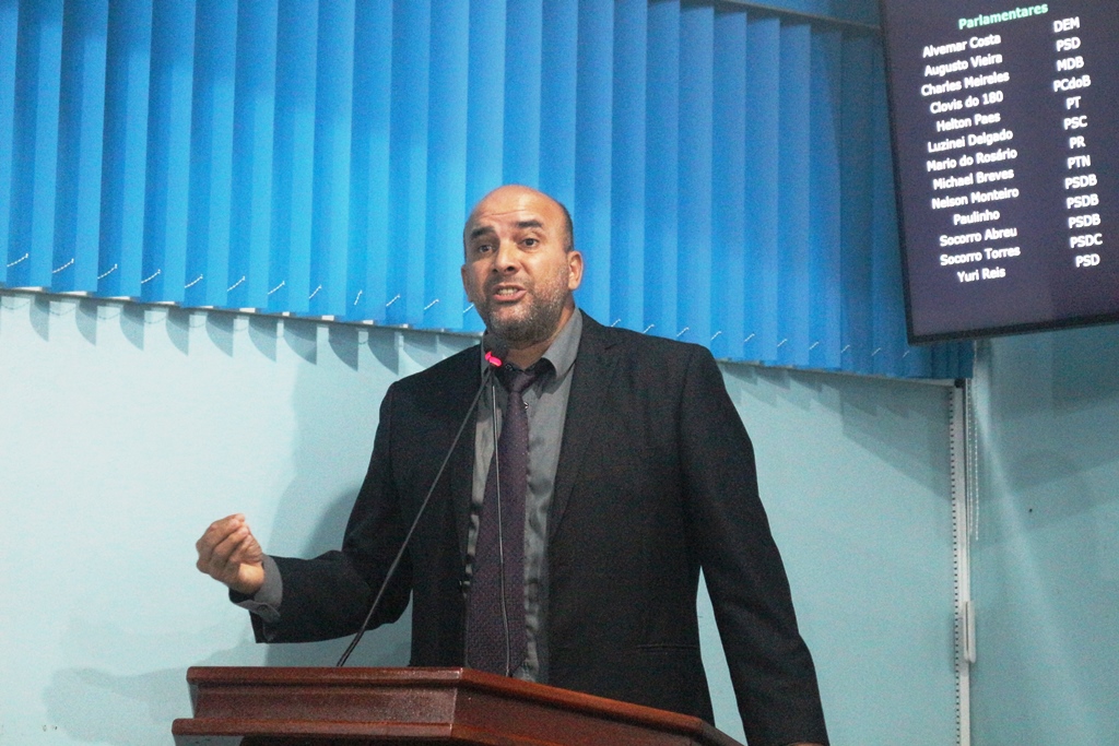 Michelzão cobra melhorias na infraestrutura das ruas e solicita informações sobre o transporte escolar de Manicoré