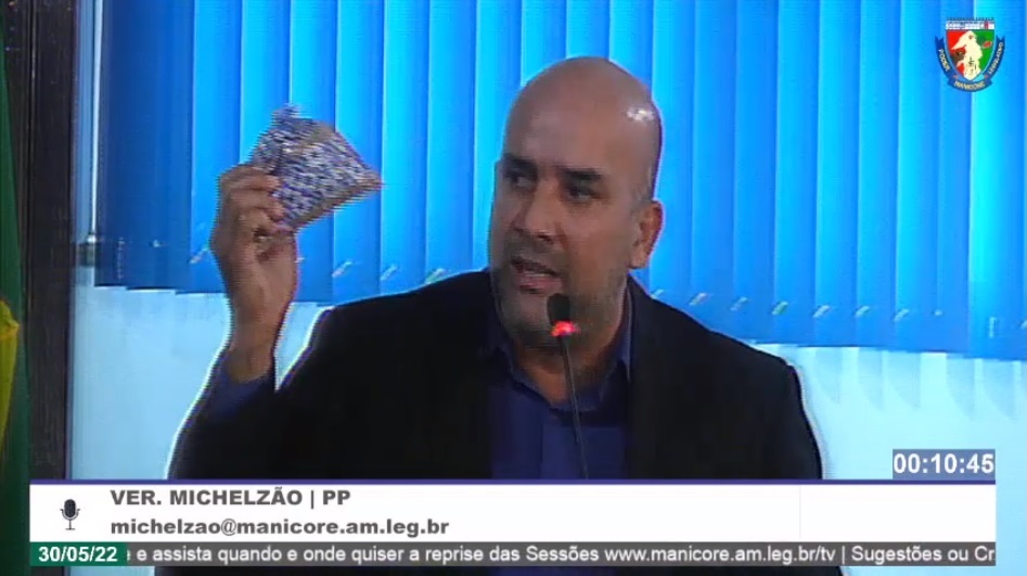 Michelzão mostra no Plenário alimentos vencidos que seriam destinados à merenda escolar 