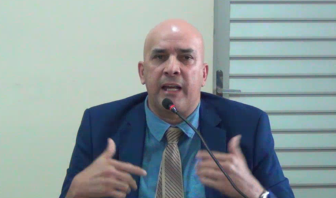 Michelzão solicita explicações sobre paralisação da obra na praça da Escola Pedro Aguirre