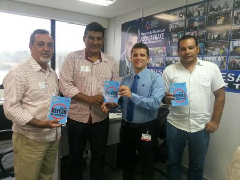 Bombom e Junhão recebem da CDC/Aleam Código de Defesa do Consumidor