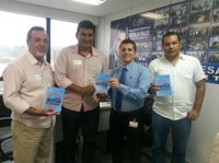 Bombom e Junhão recebem da CDC/Aleam Código de Defesa do Consumidor