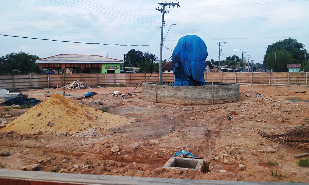 Obra Paralisada da Praça da Melancia orçada em 292 mil reais é alvo de reclamação do vereador Junhão