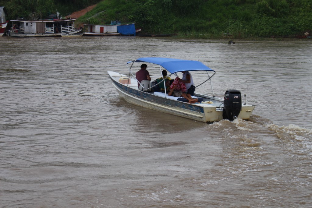 Paciente do Hospital de Manicoré é transportada na voadeira à Novo Aripuanã por falta de Médicos