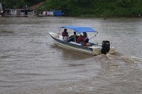 Paciente do Hospital de Manicoré é transportada na voadeira à Novo Aripuanã por falta de Médicos