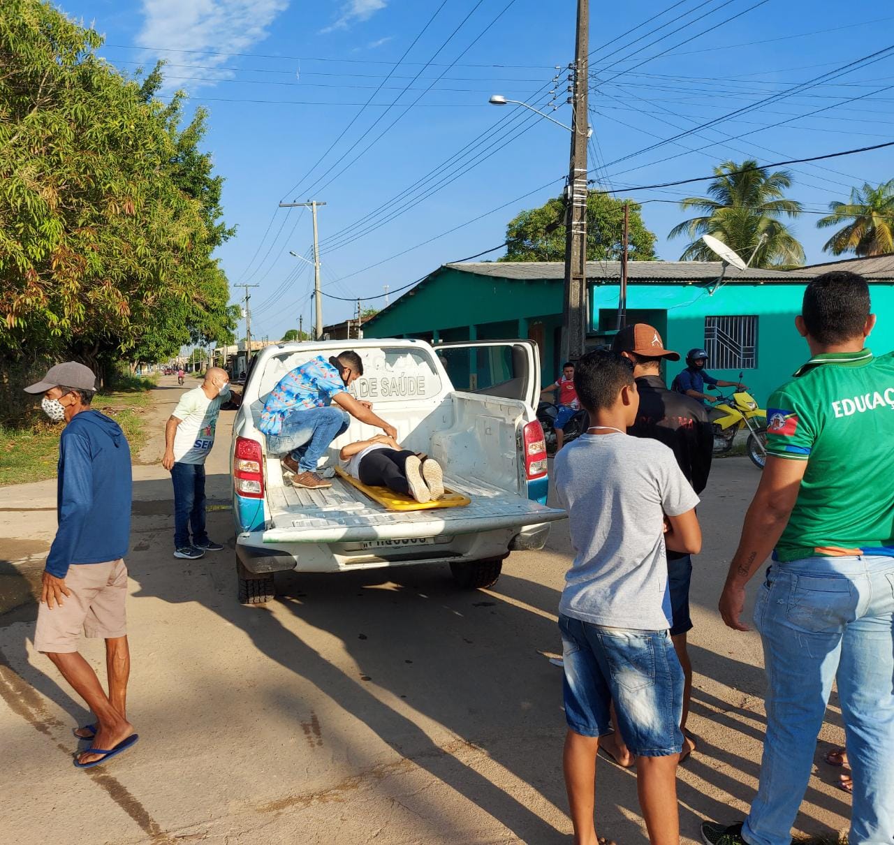 Paciente é transportada em carroceria de caminhonete, diz vereador Michelzão