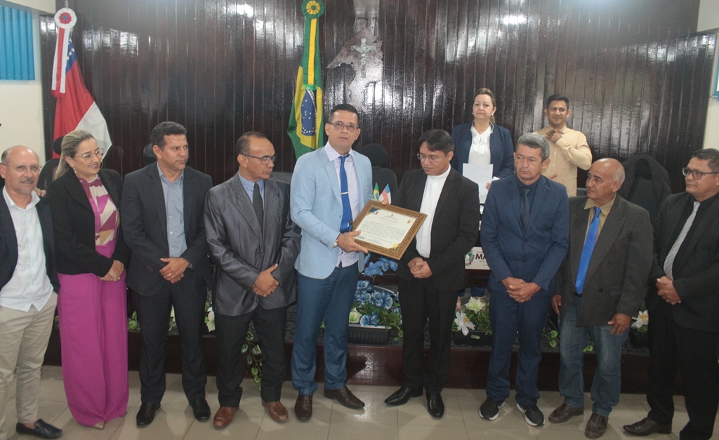 Padre Davi Dias recebe título de cidadão manicoreense