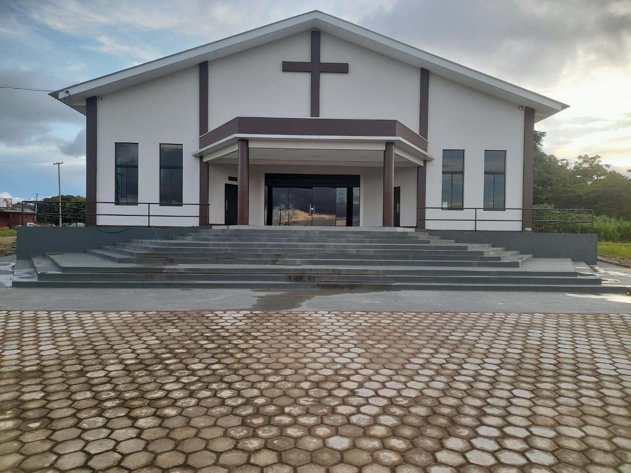 Pastor Eliaquim apresenta voto de congratulação ao pároco do Distrito de Matupi 