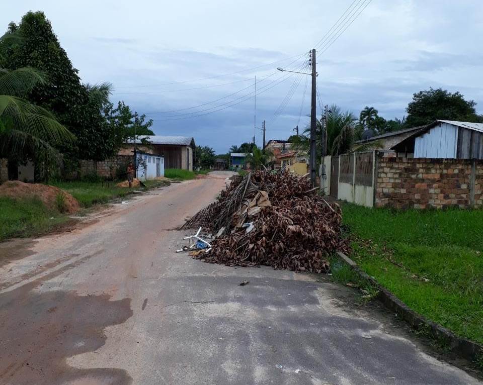 Socorro Torres pede retirada de entulho em rua do bairro Santo Antônio 