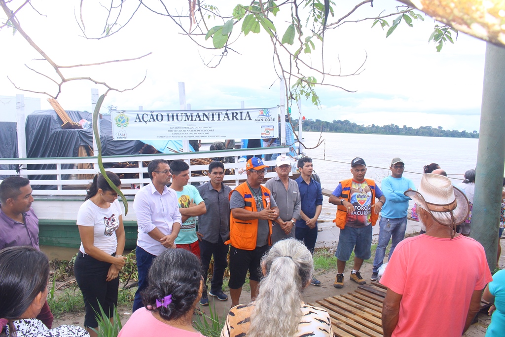 Vereadores participam da entrega de ajuda humanitária as famílias atingidas pela cheia do rio Madeira em Manicoré